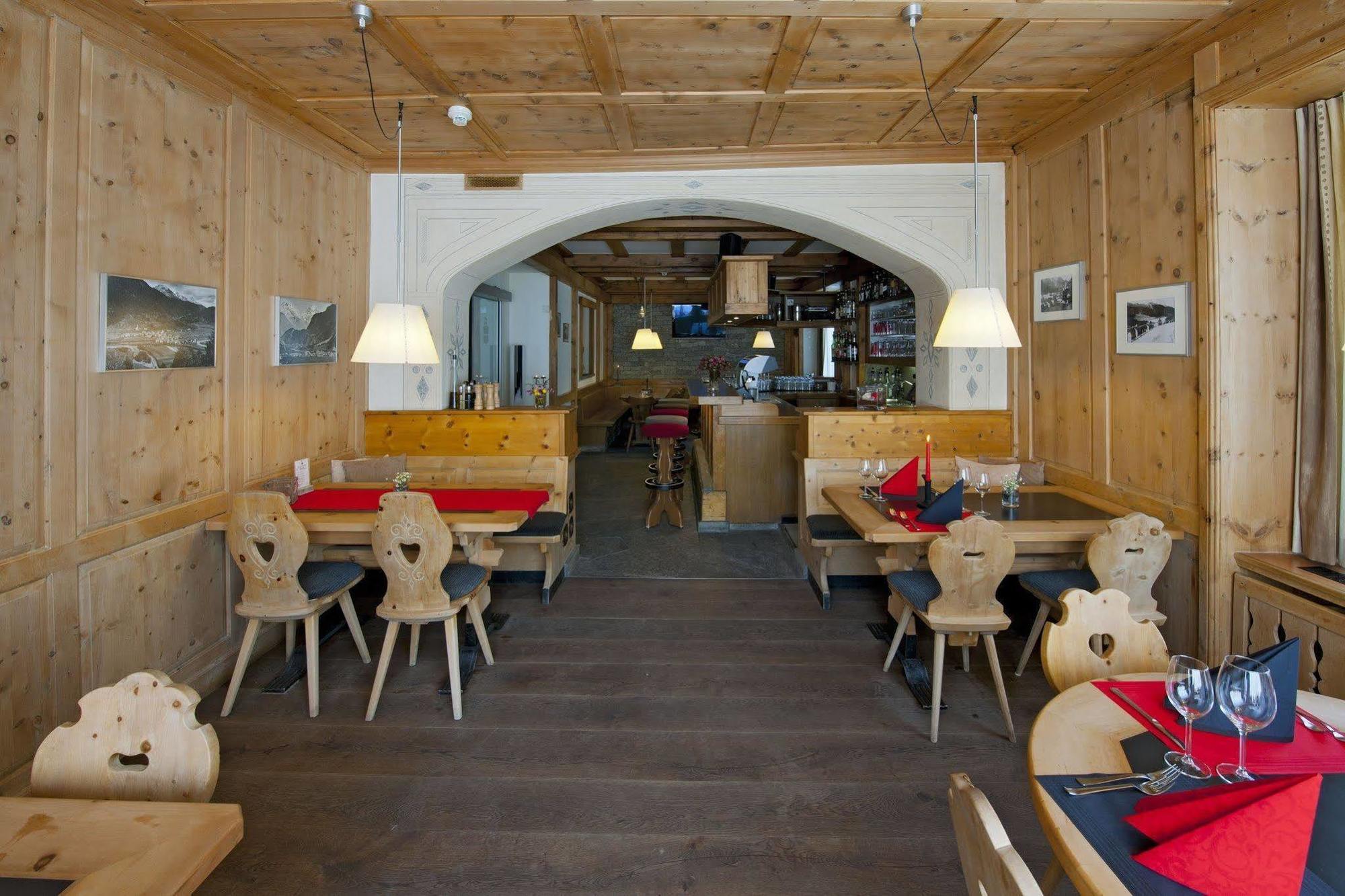 Hotel Crusch Alba Zernez Exterior foto